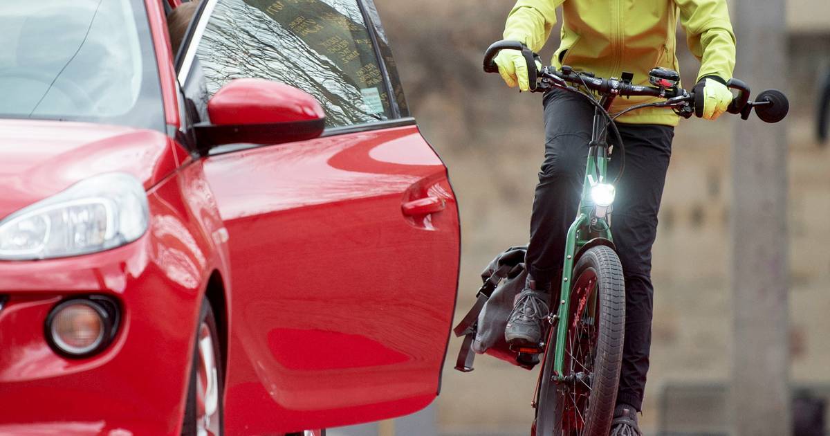 Radfahrerin schwer verletzt, weil Autotür plötzlich aufging
