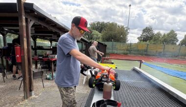 Die Nitromaniacs fahren Rennen mit Fahrzeugen im Maßstab 1:8