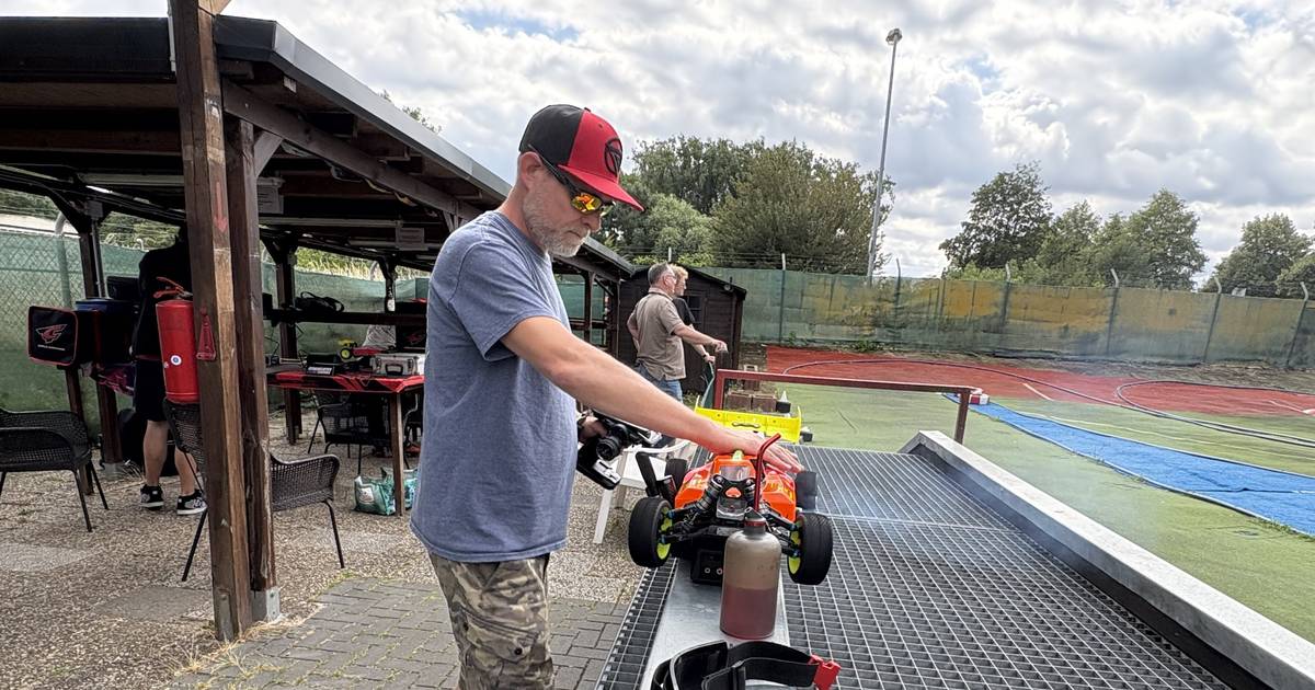 Die Nitromaniacs fahren Rennen mit Fahrzeugen im Maßstab 1:8