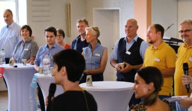 Politiker im Dialog mit psychisch erkrankten Menschen