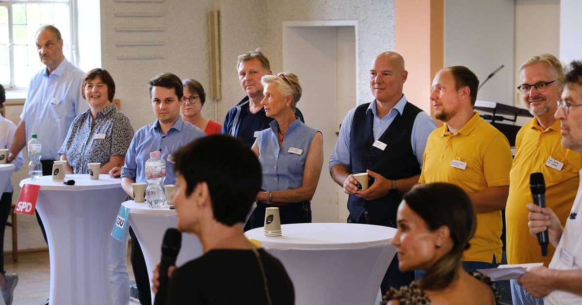 Politiker im Dialog mit psychisch erkrankten Menschen
