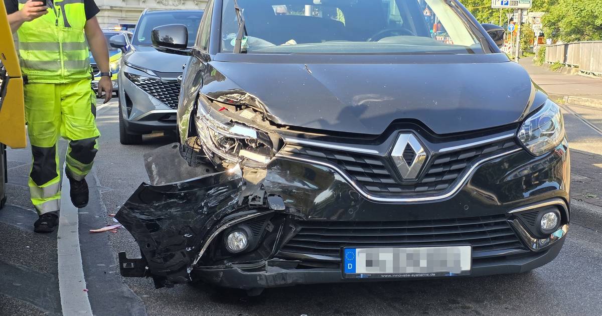 Unfall mit mehreren Fahrzeugen: Drei Verletzte in Wuppertal
