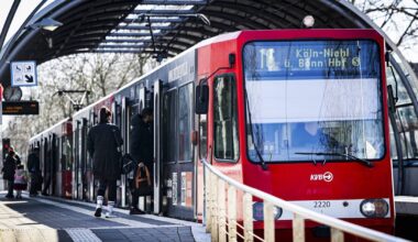 Stadtbahn und Auto kollidieren auf B9