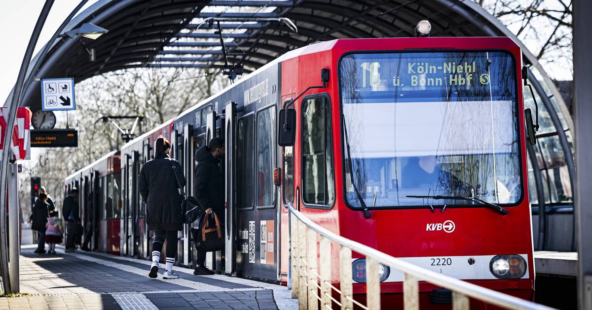 Stadtbahn und Auto kollidieren auf B9