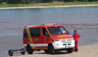 Rhein bei Neuss und Dormagen ist rot gefärbt