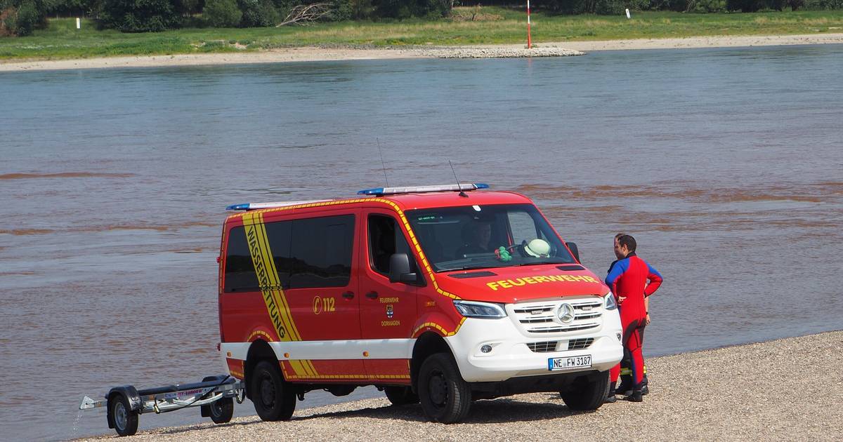 Rhein bei Neuss und Dormagen ist rot gefärbt