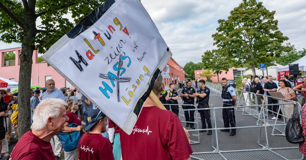 Rund 300 Menschen demonstrieren lautstark gegen AfD-Treffen in Bonn