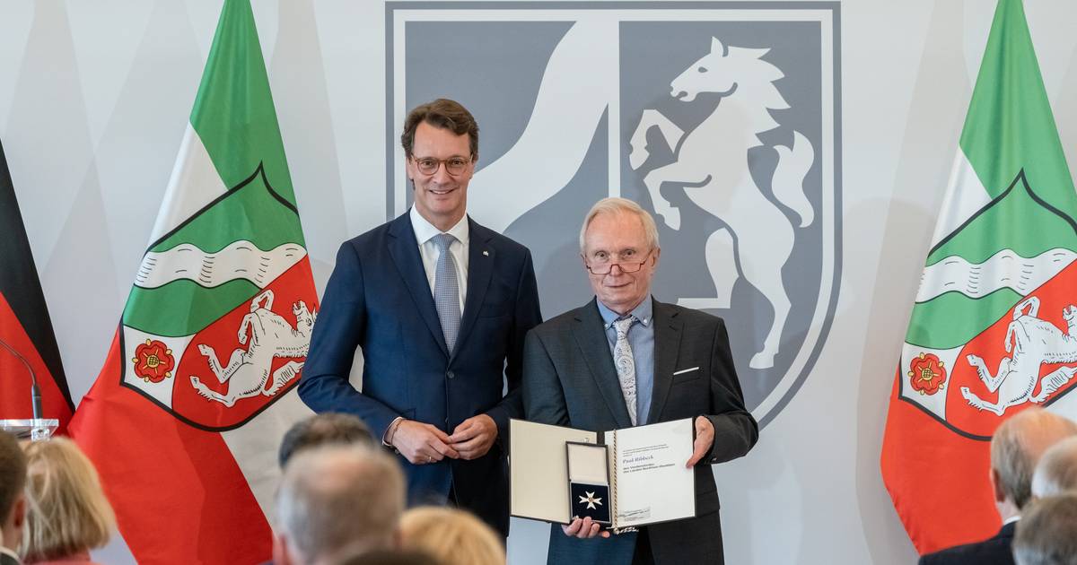 Verdienstorden für Paul Ribbeck aus Dinslaken, Rektor an Hauptschule Walsum