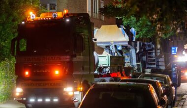 Lkw beschädigt Verkehrsinsel in Wuppertal