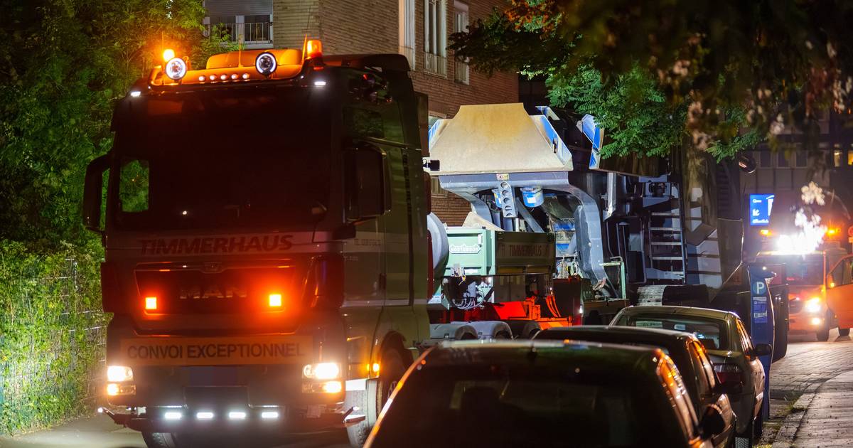 Lkw beschädigt Verkehrsinsel in Wuppertal