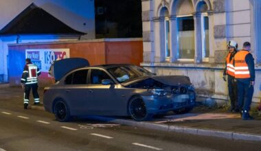 Will Tier ausweichen und prallt gegen Hauswand: Unfall in Wuppertal