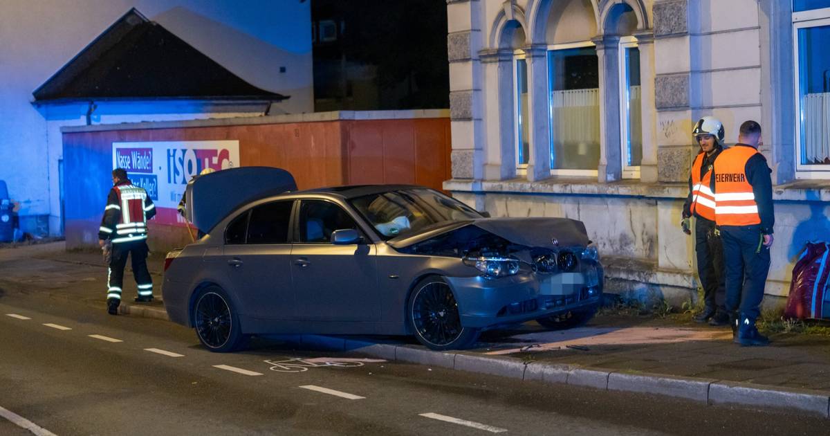 Will Tier ausweichen und prallt gegen Hauswand: Unfall in Wuppertal