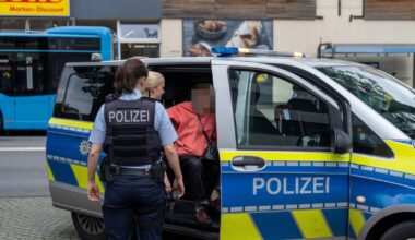 Täter klauen Geldbörse einer Seniorin: Einsatz in Wuppertal