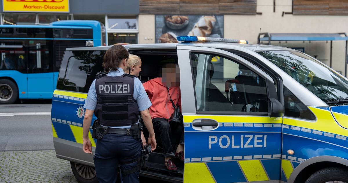 Täter klauen Geldbörse einer Seniorin: Einsatz in Wuppertal