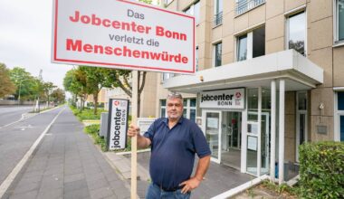 Mahnwache vor Jobcenter Bonn - Rolf Rau wirft ihm vor, Geflüchteten das Leben zu erschweren
