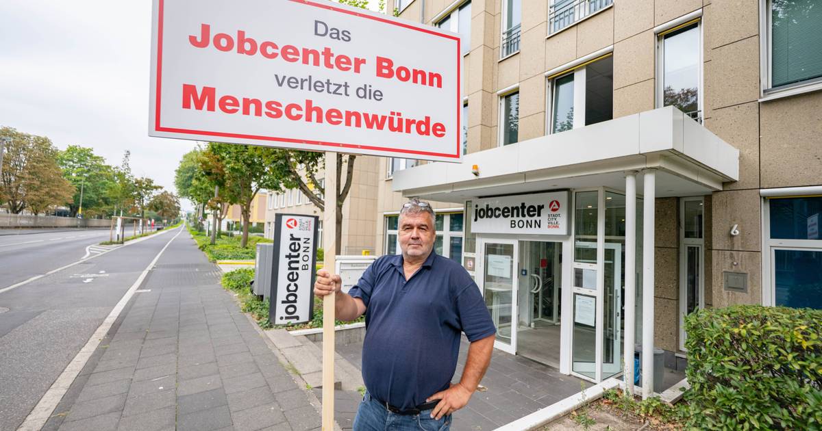 Mahnwache vor Jobcenter Bonn - Rolf Rau wirft ihm vor, Geflüchteten das Leben zu erschweren