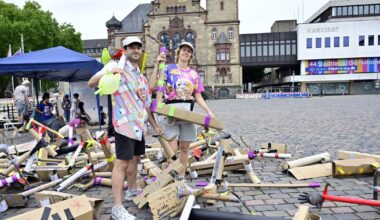 E-Scooter stapeln sich auf dem Marktplatz