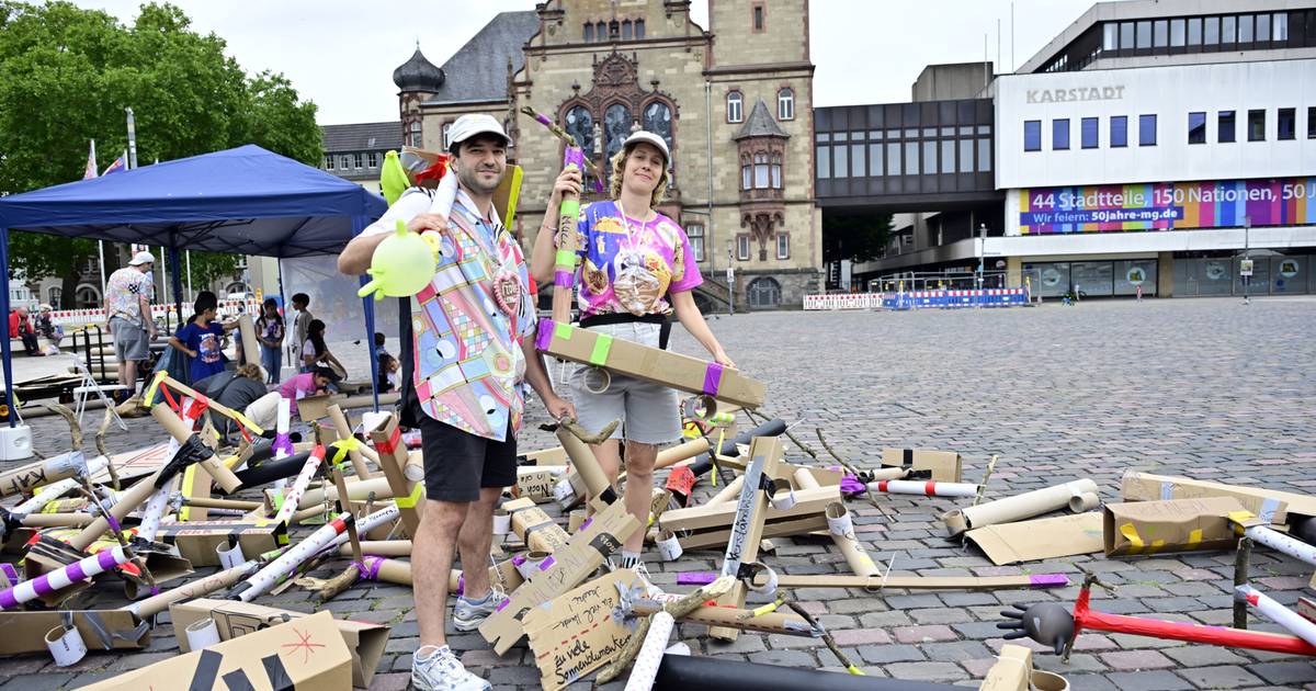E-Scooter stapeln sich auf dem Marktplatz
