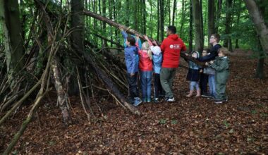 Kinder erleben Abenteuer im Wald von Schloss Rheydt