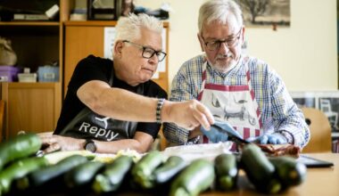 Im Zentrum plus Holthausen kochen zwei Männer den Mittagstisch