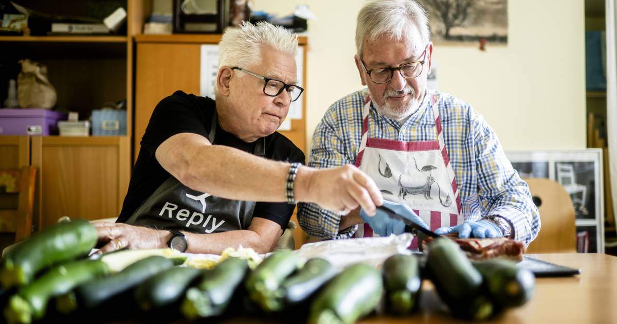 Im Zentrum plus Holthausen kochen zwei Männer den Mittagstisch