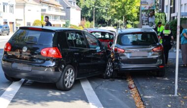 Autofahrer kommt von Fahrbahn ab und prallt gegen geparktes Auto