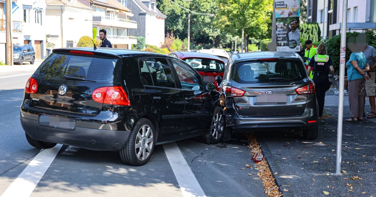 Autofahrer kommt von Fahrbahn ab und prallt gegen geparktes Auto