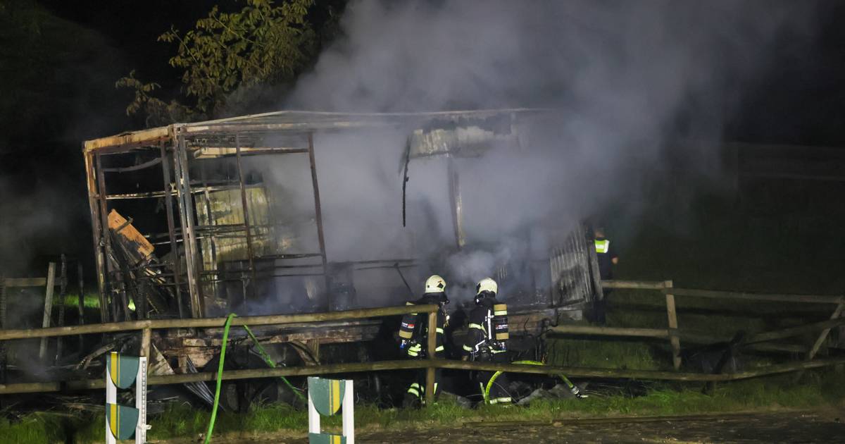 Feuer auf Wuppertaler Reiterhof in der Nacht