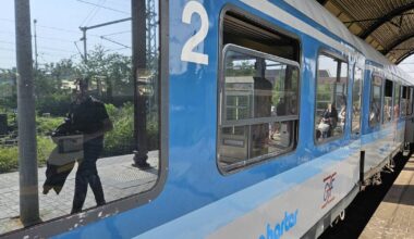 RE13 Venlo-Düsseldorf wird durch altmodische Waggons unterstützt
