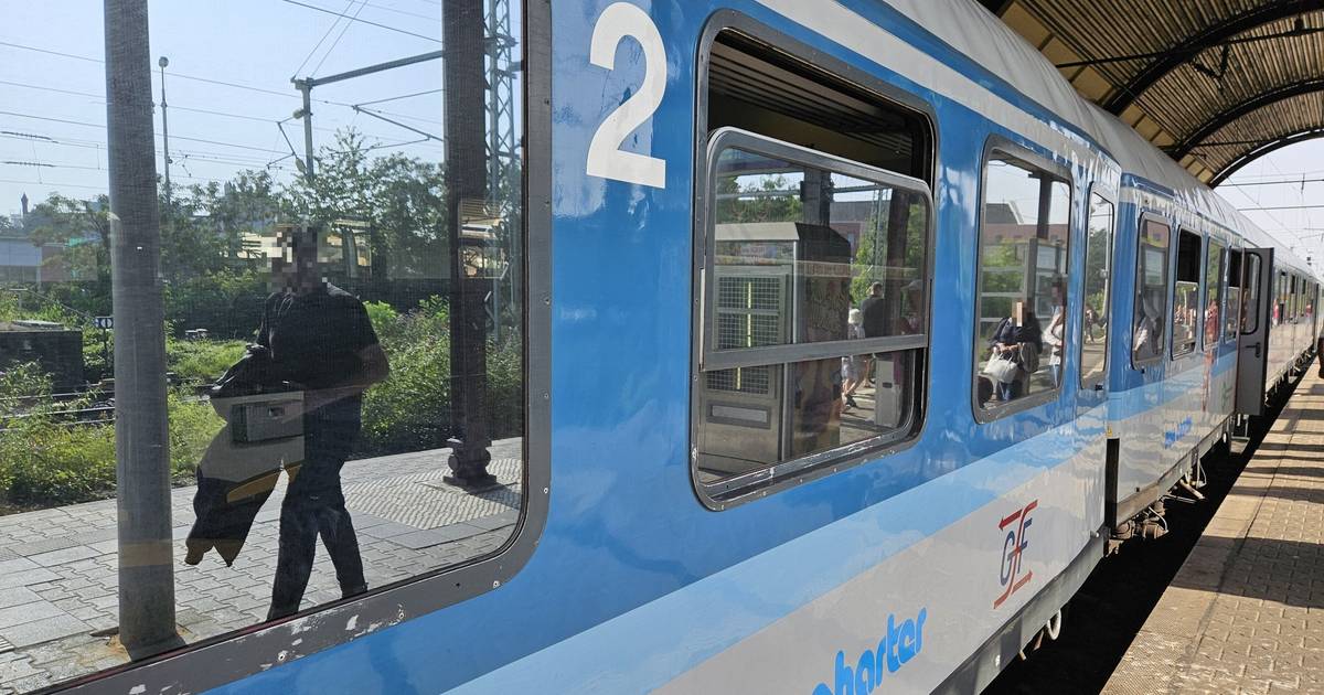 RE13 Venlo-Düsseldorf wird durch altmodische Waggons unterstützt