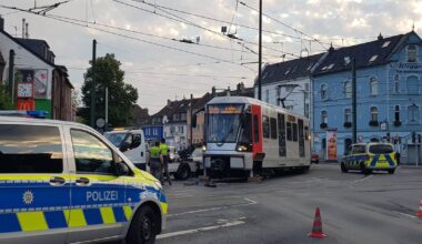 Auto und Straßenbahn stoßen an Kreuzung in Heerdt zusammen
