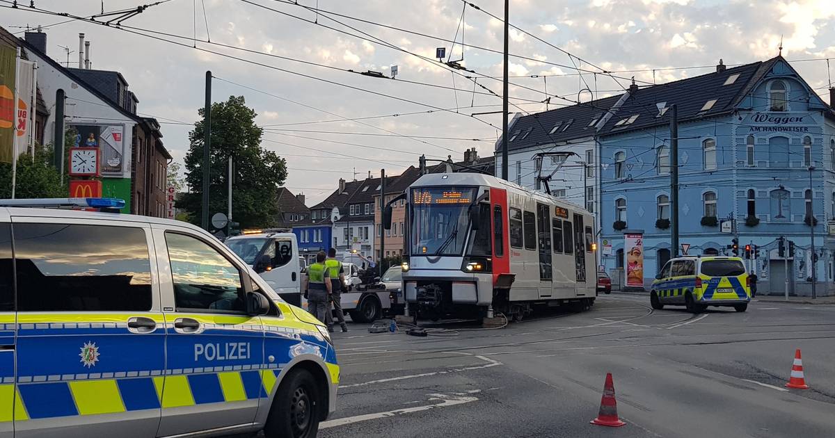 Auto und Straßenbahn stoßen an Kreuzung in Heerdt zusammen