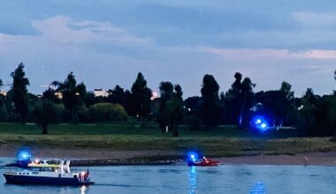 Düsseldorf: Sportkajak kentert im Rhein