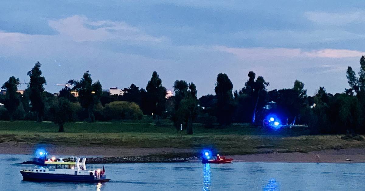 Düsseldorf: Sportkajak kentert im Rhein