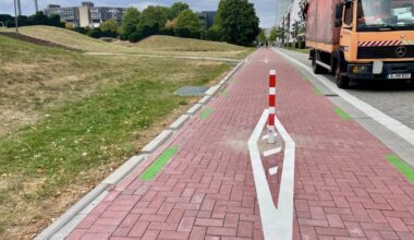 Streit um Pfosten mitten auf der Radleitroute