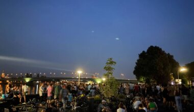 Sommerabend am Rhein unterhalb der Beethovenhalle