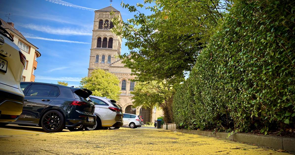 Stadt muss gelben Gehweg am Paulusplatz erneuern 