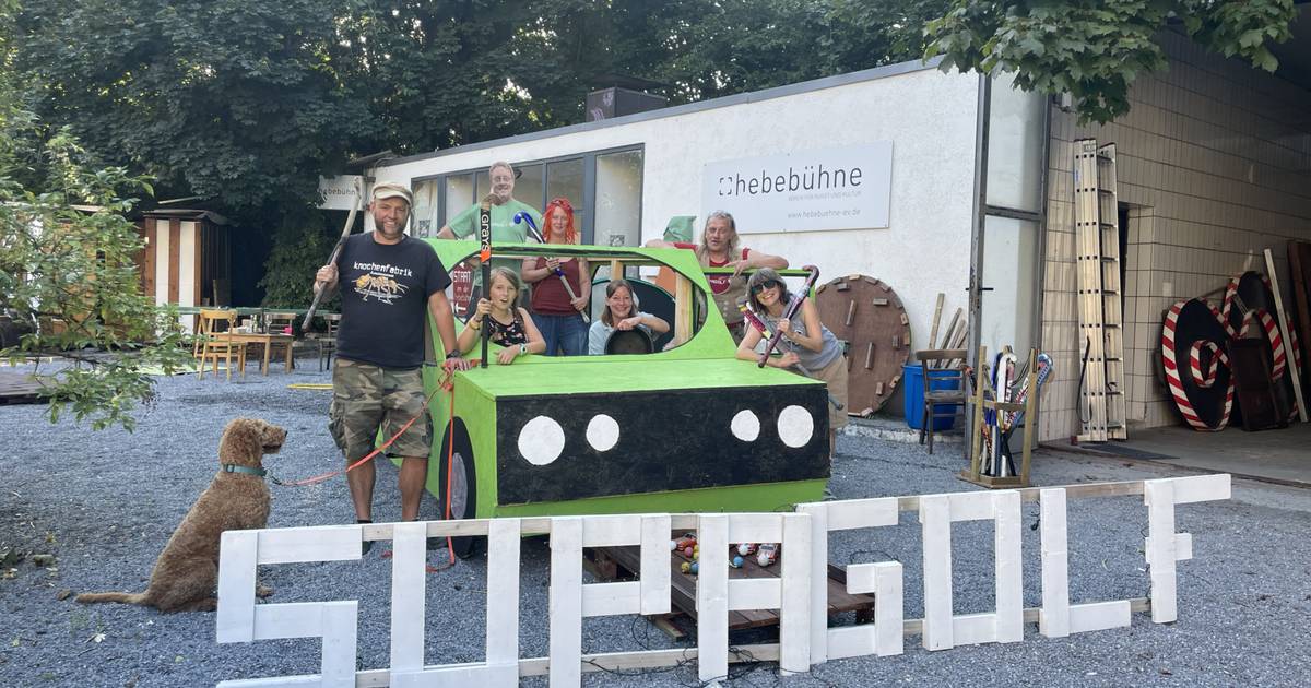 Beim Supagolf in Wuppertal über die Hebebühne murmeln