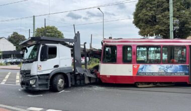 Lkw kracht in Straßenbahn – Straße in Duisburg gesperrt