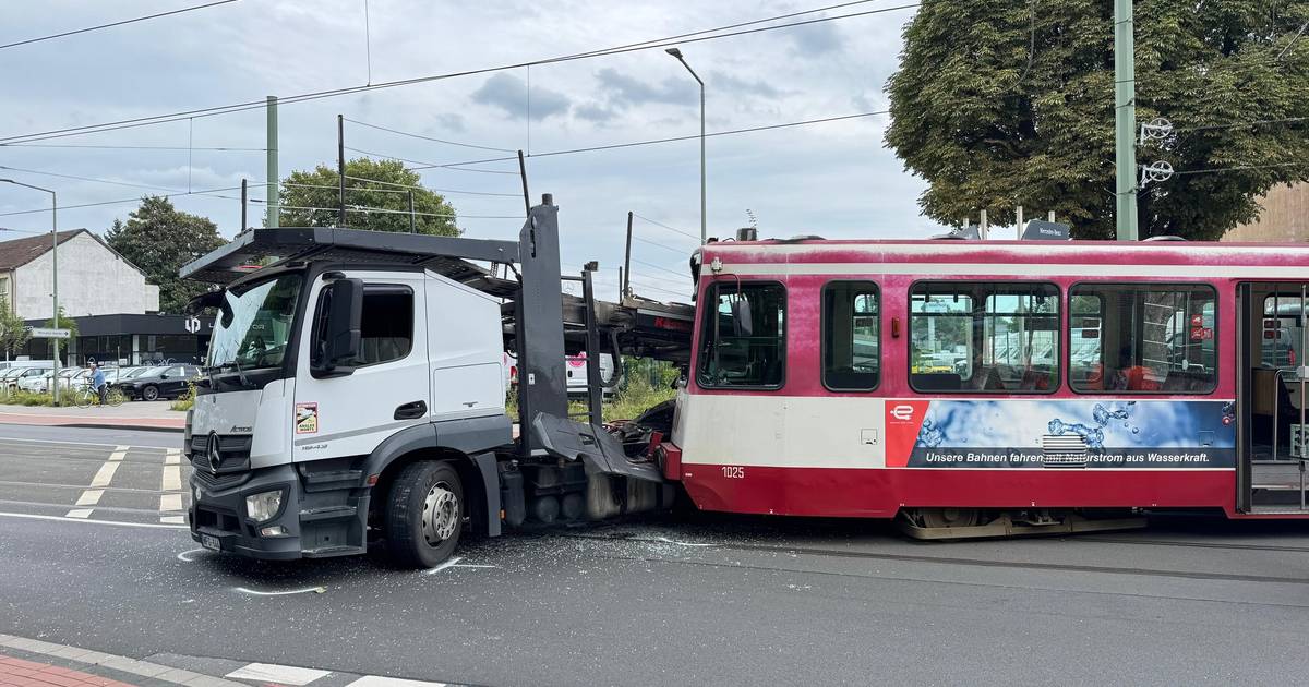 Lkw kracht in Straßenbahn – Straße in Duisburg gesperrt