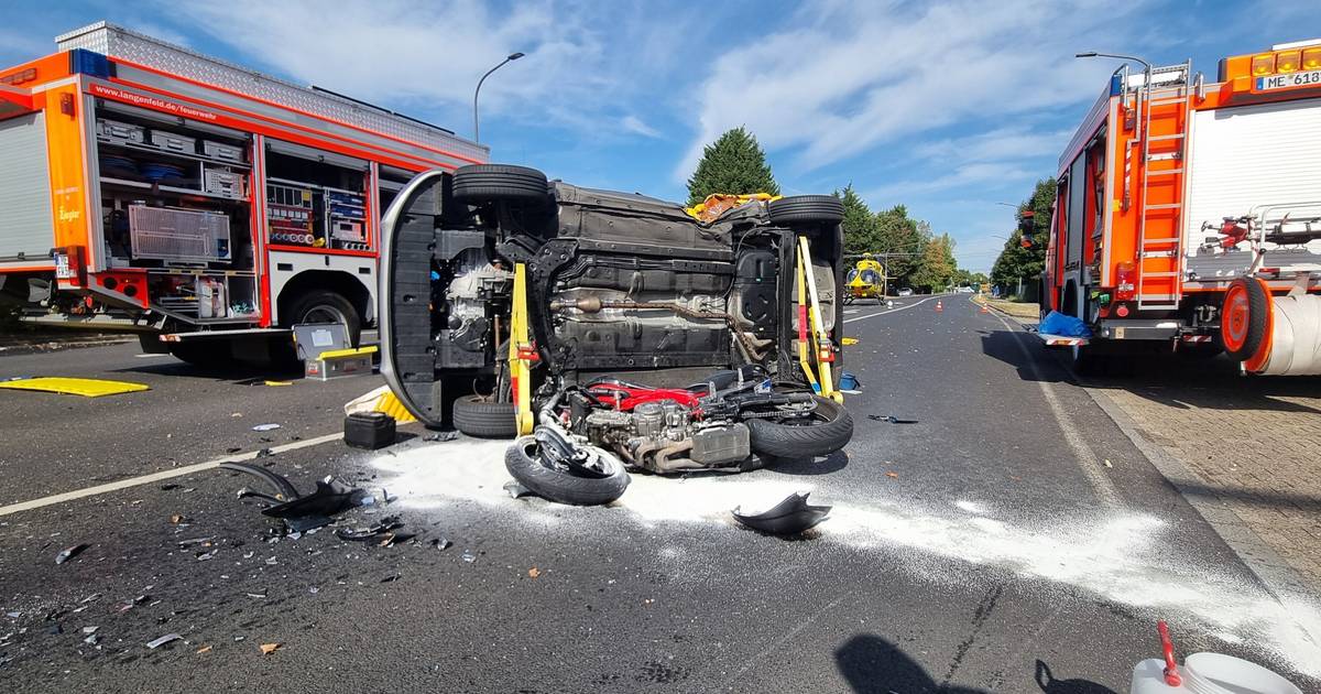 Langenfeld. Schwerer Unfall mit drei schwer Verletzten auf der Düsseldorfer Straße.