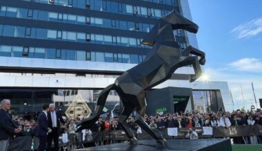 Gladbach: Neue Statue beim Jubiläum enthüllt