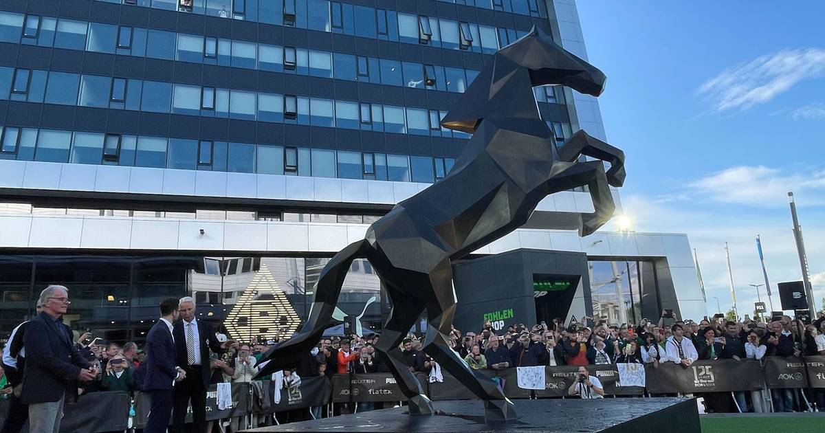 Gladbach: Neue Statue beim Jubiläum enthüllt