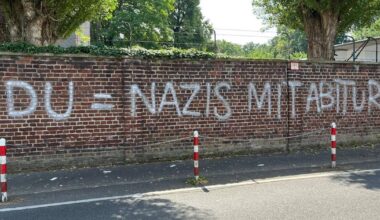 Düsseldorf: Wahlplakate mit Hakenkreuzen und Parolen beschmiert