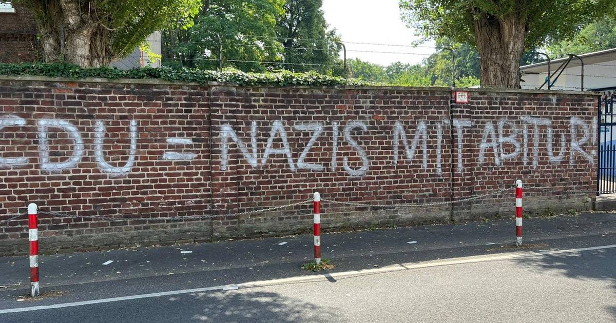 Düsseldorf: Wahlplakate mit Hakenkreuzen und Parolen beschmiert