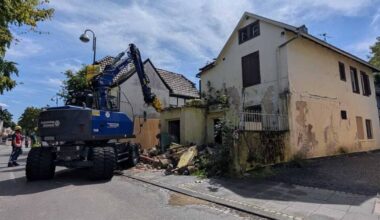 Beuel: Abriss eines maroden Hauses