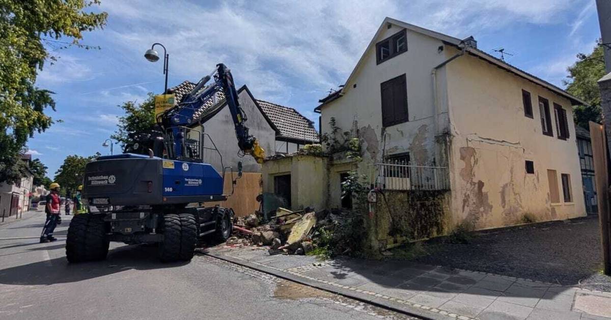 Beuel: Abriss eines maroden Hauses