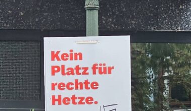 Nur Stunden nach dem Aufhängen – Plakate mit Hakenkreuzen beschmiert