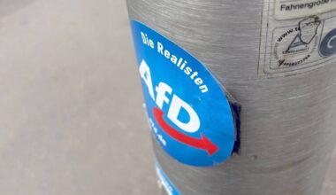 Düsseldorf: AfD-Aufkleber mit Rasierklingen präpariert