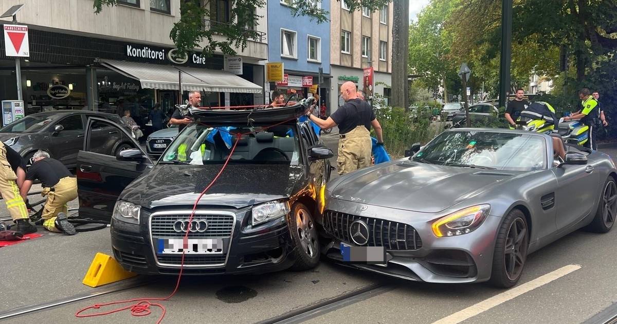 Schloßstraße in Pempelfort nach Unfall gesperrt